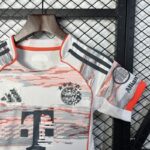 Conjunto Niño Bayern Múnich Segunda Equipación 2025-2026-hombro.