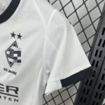Conjunto Niño Borussia Mönchengladbach Primera Equipación 2025-2026-HOMBRO LATERAL.
