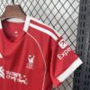Conjunto Niño Liverpool Primera Equipación 2025-2026-hombro