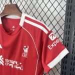 Conjunto Niño Liverpool Primera Equipación 2025-2026-hombro