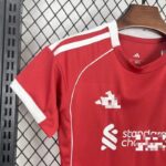 Conjunto Niño Liverpool Primera Equipación 2025-2026-hombro laterla.