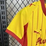 Conjunto Niño RC Lens Primera Equipación 2025-2026-hombro.