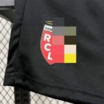 Conjunto Niño RC Lens Segunda Equipación 2025-2026- pantalon escudo.