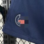 Pantalon-corto-paris-saint-germain-primera-equipacion-2025-2026-escudo