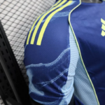 camiseta-ajax-segunda-equipacion-2025-2026-puño