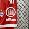 camiseta-bayern-de-munich-primera-equipacion-2025-2026-puño
