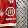 camiseta-bayern-de-munich-primera-equipacion-2025-2026-puño