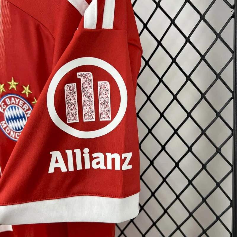 camiseta-bayern-de-munich-primera-equipacion-2025-2026-puño