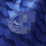 camiseta-everton-primera-equipacion-2025-2026-escudo