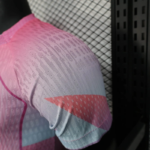 camiseta-fc-barcelona-edicion-especial-rosa-version-jugador-2025-2026-puno-izquierdo