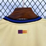 camiseta-fc-barcelona-segunda-equipacion-2025-2026-cuello-trasero