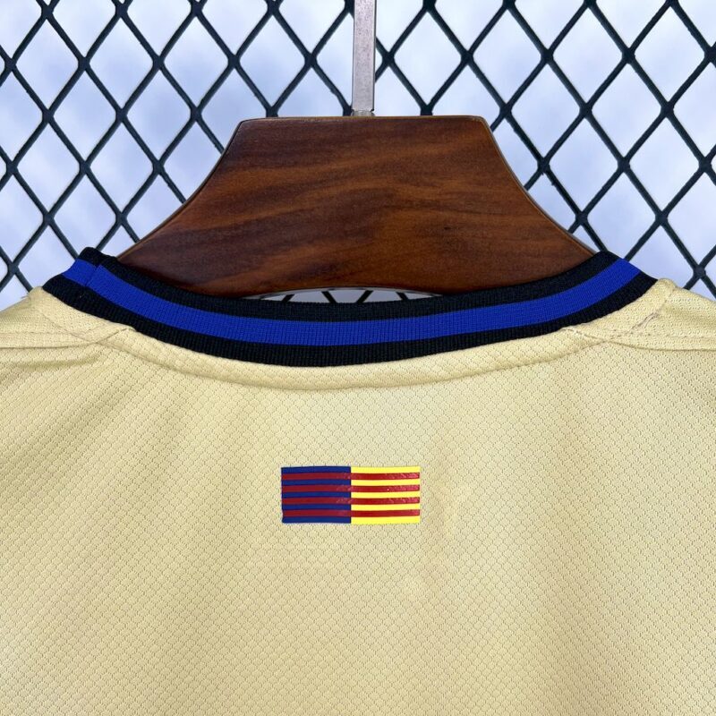camiseta-fc-barcelona-segunda-equipacion-2025-2026-cuello-trasero