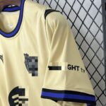 camiseta-fc-barcelona-segunda-equipacion-2025-2026-puño