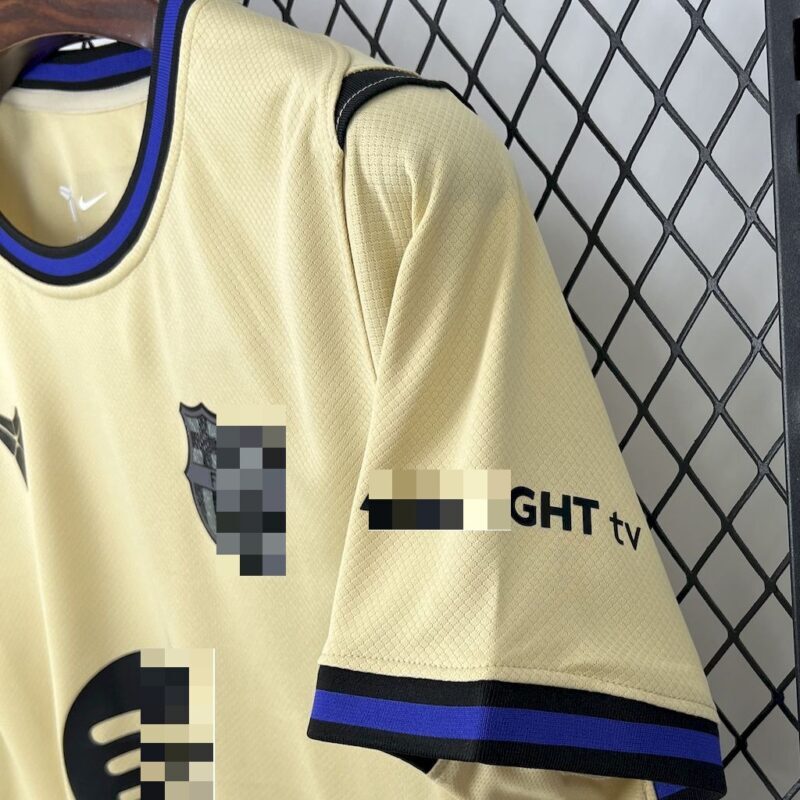 camiseta-fc-barcelona-segunda-equipacion-2025-2026-puño