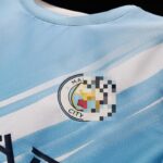 camiseta-manchester-city-primera-equipacion-2025-2026-escudo