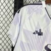 camiseta-manchester-united-segunda-equipacion-2025-2026-puño