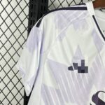 camiseta-manchester-united-segunda-equipacion-2025-2026-puño