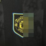 camiseta-manchester-united-tercera-equipacion-mujer-2025-2026-escudo