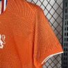camiseta-paises-bajos-primera-equipacion-2025-2026-puño