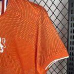 camiseta-paises-bajos-primera-equipacion-2025-2026-puño