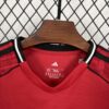 conjunto-niño-M-U-primera-equipacion-2025-2026-cuello