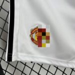 conjunto-niño-M-U-primera-equipacion-2025-2026-escudo