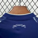 conjunto-niño-ajax-segunda-equipacion-2025-2026-cuello-trasero