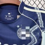conjunto-niño-ajax-segunda-equipacion-2025-2026-escudo