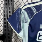 conjunto-niño-ajax-segunda-equipacion-2025-2026-puño