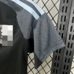 conjunto-niño-aston-villa-segunda-equipacion-2025-2026-puño