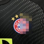conjunto-niño-bayern-de-munich-portero-2025-2026-escudo