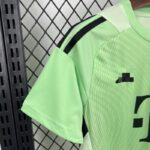 conjunto-niño-bayern-de-munich-portero-verde-2025-2026-puño