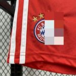 conjunto-niño-bayern-de-munich-primera-equipacion-2025-2026-escudo