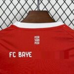 conjunto-niño-bayern-de-munich-primera-equipacion-2025-2026-escudo-trasero