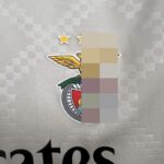 conjunto-niño-benfica-segunda-equipacion-2025-2026-escudo
