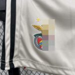 conjunto-niño-benfica-segunda-equipacion-2025-2026-escudo-patanlon-corto