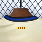 conjunto-niño-fc-barcelona-segunda-equipacion-2025-2026-cuello-trasero