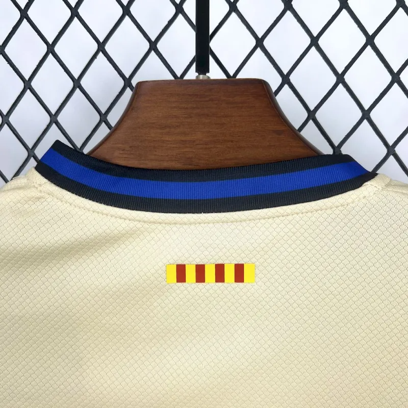 conjunto-niño-fc-barcelona-segunda-equipacion-2025-2026-cuello-trasero