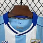 conjunto-niño-malaga-primera-equipacion-2025-2026-cuello