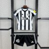 conjunto-niño-newcastle-primera-equipacion-2025-2026