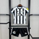 conjunto-niño-newcastle-primera-equipacion-2025-2026
