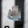 conjunto-niño-newcastle-primera-equipacion-2025-2026-escudo