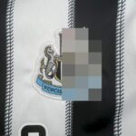 conjunto-niño-newcastle-primera-equipacion-2025-2026-escudo