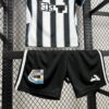 conjunto-niño-newcastle-primera-equipacion-2025-2026-pantalon-corto
