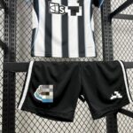 conjunto-niño-newcastle-primera-equipacion-2025-2026-pantalon-corto