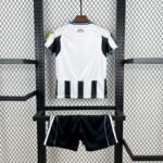 conjunto-niño-newcastle-primera-equipacion-2025-2026-parte-trasera