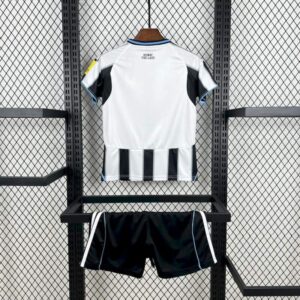 conjunto-niño-newcastle-primera-equipacion-2025-2026-parte-trasera