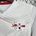 conjunto-niño-rb-leipzig-primera-equipacion-2025-2026-escudo