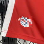 pantalon-corto-Rb-leipzig-primera-equipacion-2025-2026-escudo