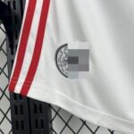 pantalon-corto-ajax-primera-equipacion-2025-2026-escudo
